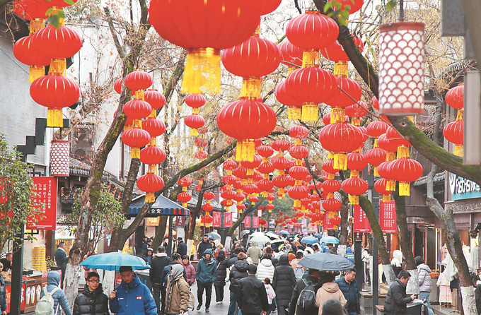 游客在南京夫子庙景区乐享春节假期。刘建华 摄