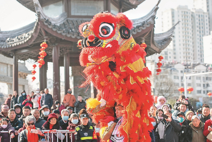民间艺人在淮安市清江浦区里运河文化长廊进行舞狮舞龙表演。贺敬华 摄