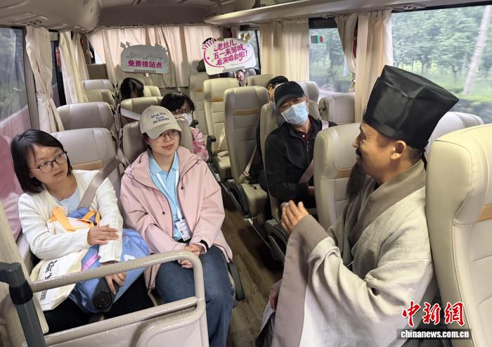演唱会观众在邹城乘坐文旅接驳专线。邹城市委宣传部供图
